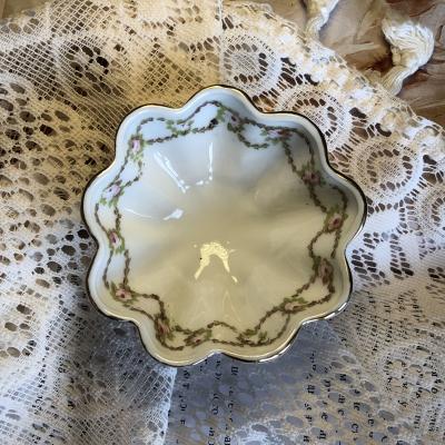 Розетка с волнистым краем внутри с мотивом гирлянды из розовых роз